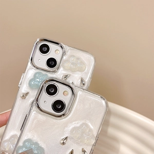 Dettaglio della custodia bianca glitterata con nuvole 3D e cristalli a goccia d'acqua