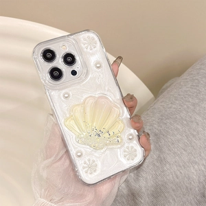 Détail d'une coque iPhone avec coquillages pailletés 3D, perles et motifs floraux