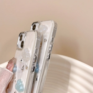 Dettaglio macro di nuvole e gocce di pioggia su custodia glitter per iPhone con strass