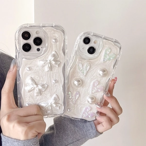 Coque iPhone chic avec texture résine crème, nœud en perles 3D et accents de cœur