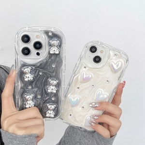 Custodia per iPhone a bordi ondulati con strass a cuore e orsetto in silicone colorato