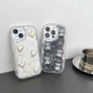 Motivi a cuore arcobaleno e orso argentato su cover in silicone per iPhone 16