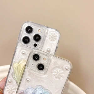 Vue détaillée de la coque iPhone blanc perle avec coquillages 3D et paillettes