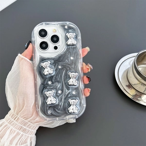 Dettaglio degli orsetti argentati e strass scintillanti sulla cover iPhone marmo