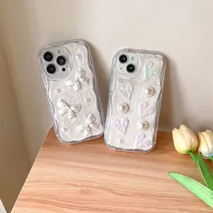 Coque iPhone blanc crème avec nœud en perles et cœur embossé à bords ondulés