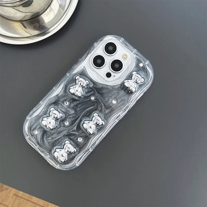 Dettaglio della custodia iPhone in marmo con orsetti argentati e decorazioni in strass