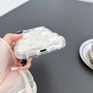 Dettaglio dei fori e del bordo ondulato di questa custodia per iPhone con strass