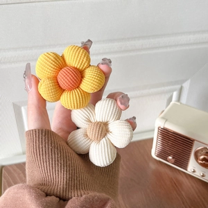 Support de téléphone chic en velours côtelé en forme de fleur jaune et blanc