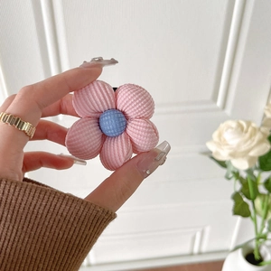 Vue détaillée d'un support de téléphone en fleur tricotée douce avec rembourrage 3D