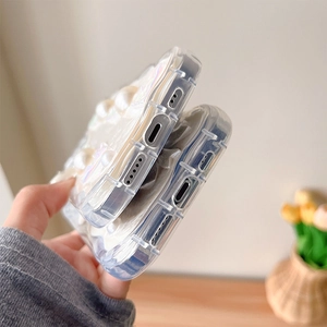 Détails des découpes précises et bords ondulés de la coque iPhone ornée de perles
