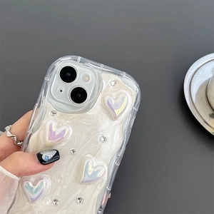 Dettaglio della cover iPhone perlata con cuori 3D colorati e strass brillanti luccicanti
