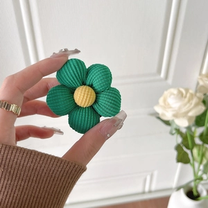 Détail macro d'un support de téléphone en fleur de velours vert avec rembourrage doux