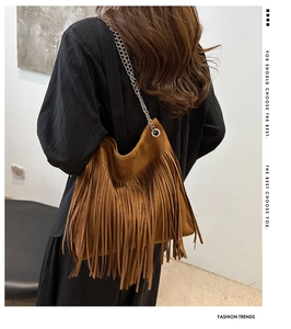 Détail du sac à bandoulière en daim marron avec longues franges et chaîne argentée