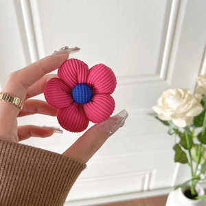 Gros plan sur la fleur en velours côtelé tricoté rouge et bleu avec texture à rayures
