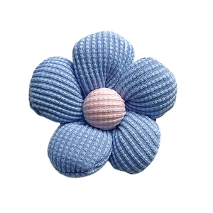 Support de téléphone en fleur tricotée, pétales bleus et centre rose sur fond blanc