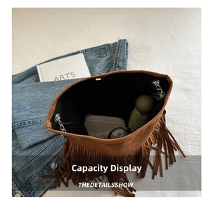 Intérieur du sac à franges en daim marron avec espace pour parapluie et chaîne dorée