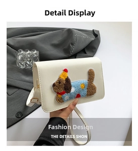Detail einer cremefarbenen Umhängetasche mit niedlicher Cartoon-Hund Stickerei-Applikation