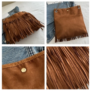 Détails du sac bandoulière en daim marron avec franges et chaîne dorée