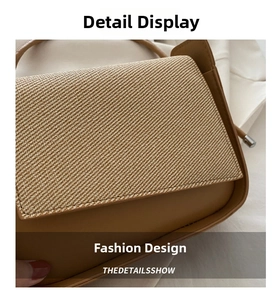 Nahaufnahme der braunen Ledertasche mit beiger Webstruktur und Details am Metallverschluss