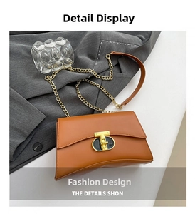 Détail du sac bandoulière marron caramel avec fermoir doré et bandoulière chaîne
