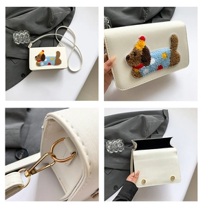 Detail der weißen Stickerei-Umhängetasche mit Hunde-Patch und Magnetverschluss-Funktion