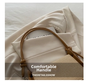 Detail der Stroh-Stofftasche mit hellbraunen Ledergriffen und dekorativen Knoten