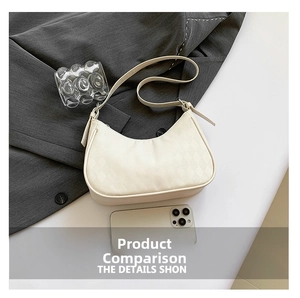 Detail der minimalistischen cremefarbenen Hobo-Tasche mit Steppmuster und Riemen