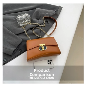 Détail du sac bandoulière en cuir caramel avec un grand fermoir rotatif en métal doré