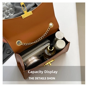 Vue intérieure du sac bandoulière marron montrant le rangement pour mobiles et maquillage
