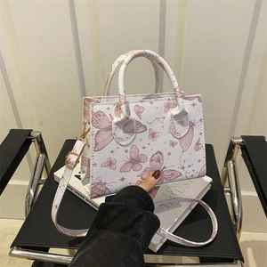 Borsa a tracolla bianca con stampe di farfalle rosa e finiture in metallo dorato