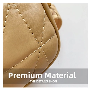 Gros plan sur la texture en cuir matelassé et les coutures fines du sac à main beige