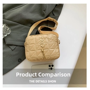 Détail du sac bandoulière beige matelassé avec boucle en S dorée et sangle jacquard chic