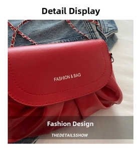 Vue détaillée du sac bandoulière rouge plissé avec chaîne argentée et logo métal