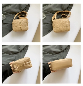 Vue détaillée sur quatre angles d'un sac bandoulière beige matelassé avec pompon
