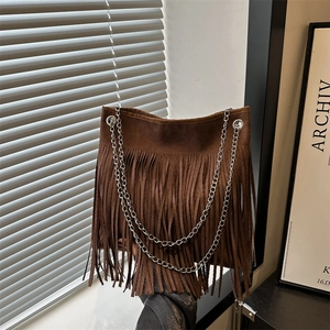 Borsa a tracolla marrone scuro con frange in pelle scamosciata e catena argentata vintage