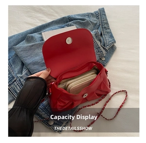 Vue intérieure du sac à chaîne plissé rouge montrant l'espace pour portefeuille et mobile