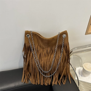 Borsa a spalla in camoscio marrone con frange lunghe e catena in metallo argentato