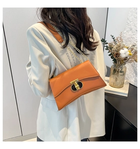 Sac bandoulière en cuir orange avec fermoir en T doré et bandoulière en chaîne
