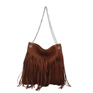 Sac sous le bras en daim marron avec de longues franges et bandoulière chaîne argentée