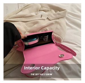 Intérieur du sac rose montrant la capacité pour maquillage et téléphone avec fermoir