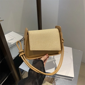 Schicke khakifarbene Umhängetasche mit Leder und Strohstruktur in minimalistischem Design