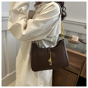 Détails du sac demi-lune en cuir marron avec fermoir doré et bandoulière en chaîne chic