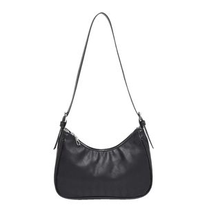Elegante schwarze gesteppte Hobo-Schultertasche mit silbernen Details und Riemen