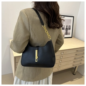 Sac bandoulière demi-lune noir minimaliste avec boucle dorée et bandoulière en chaîne