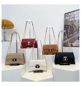 Détails de sacs à main en cuir avec fermoirs T dorés en cinq couleurs élégantes