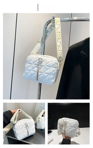 Sac bandoulière matelassé blanc avec logo S doré et détail de pampille métallique