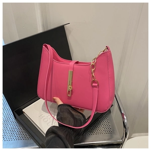 Détail du sac hobo en cuir rose pêche avec boucle dorée et bandoulière chaîne