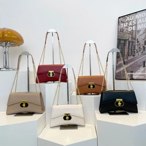 Sacs à bandoulière élégants en cinq couleurs avec fermoir doré sur présentoir chic