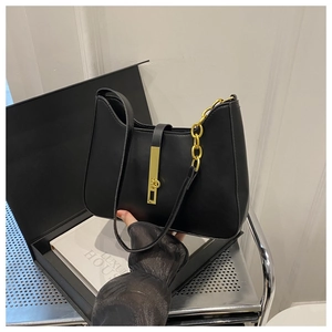 Sac sous le bras minimaliste en cuir noir avec boucle dorée et boîte cadeau