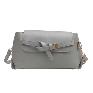 Sac bandoulière carré gris élégant avec rabat et boucle métallique sur fond blanc